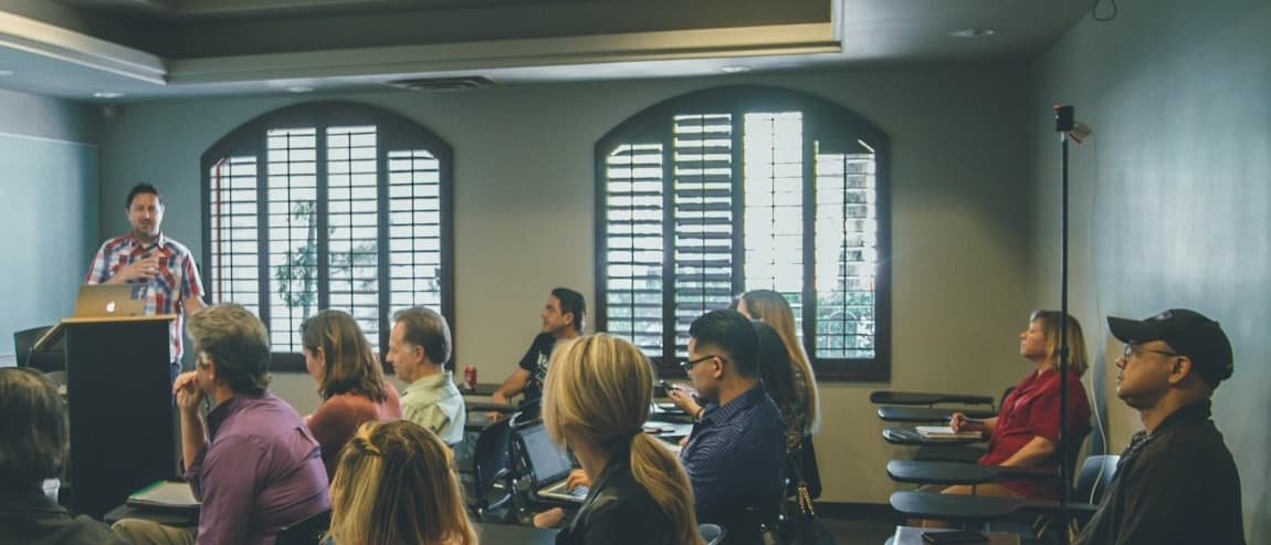 Session de formation ORRA Academy : un intervenant face à une salle de participants